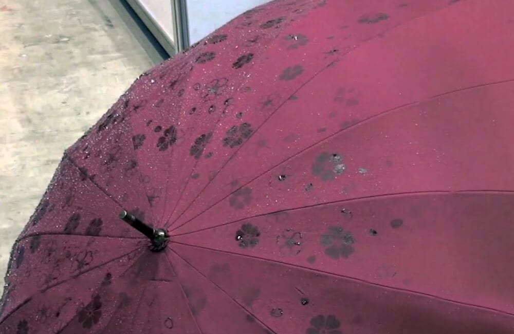 Umbrellas With Color-Changing Moisture-Activated Prints @japantastic / Youtube.com