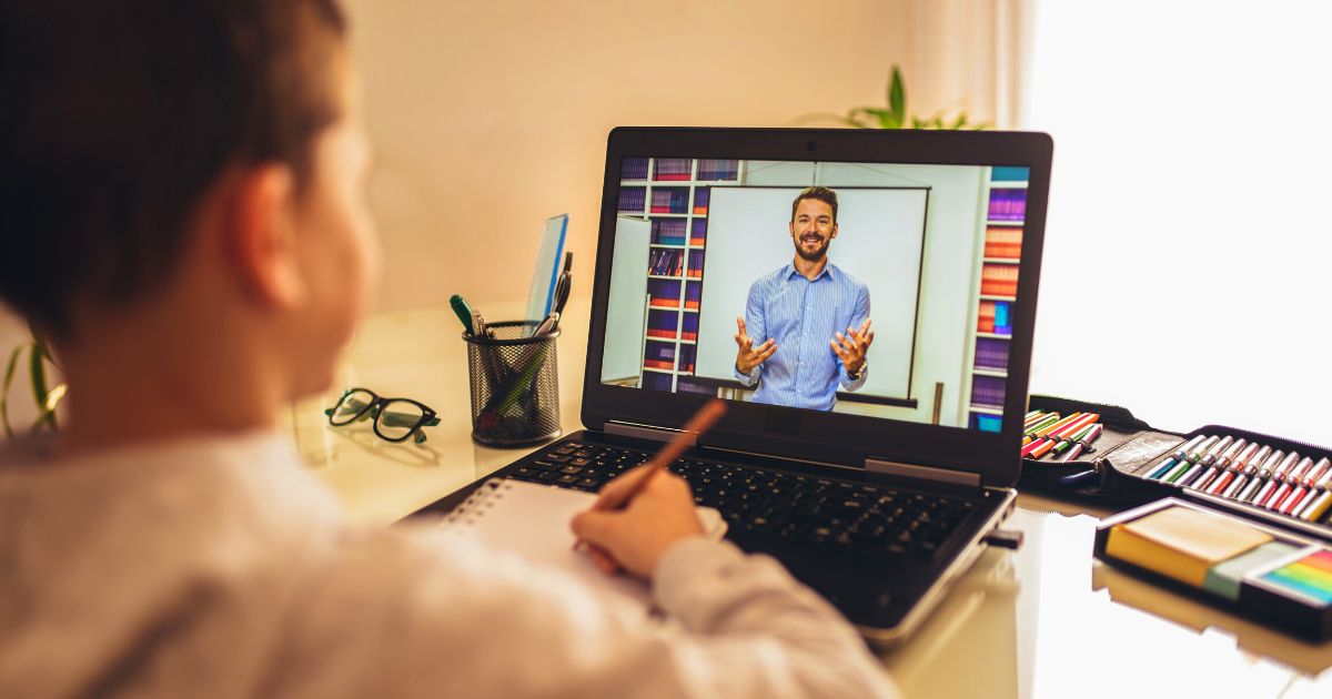 Capacitação obrigatória em EaD: como educar servidores sem quebrar prefeituras